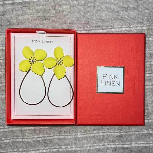 BRAND NEW Yellow Flower Earrings - Picture 1 of 2